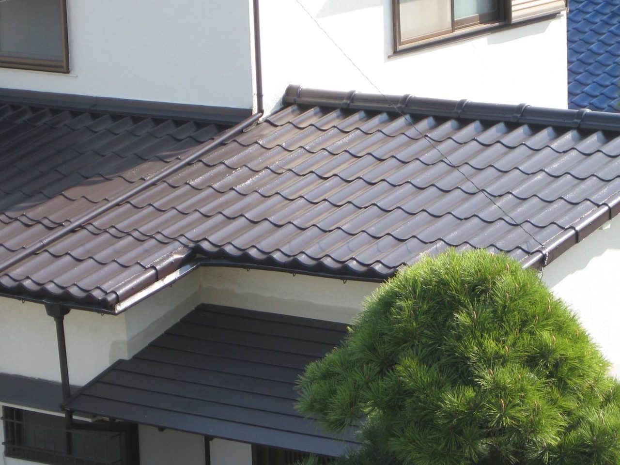 瓦屋根の塗装施工後(こげ茶)