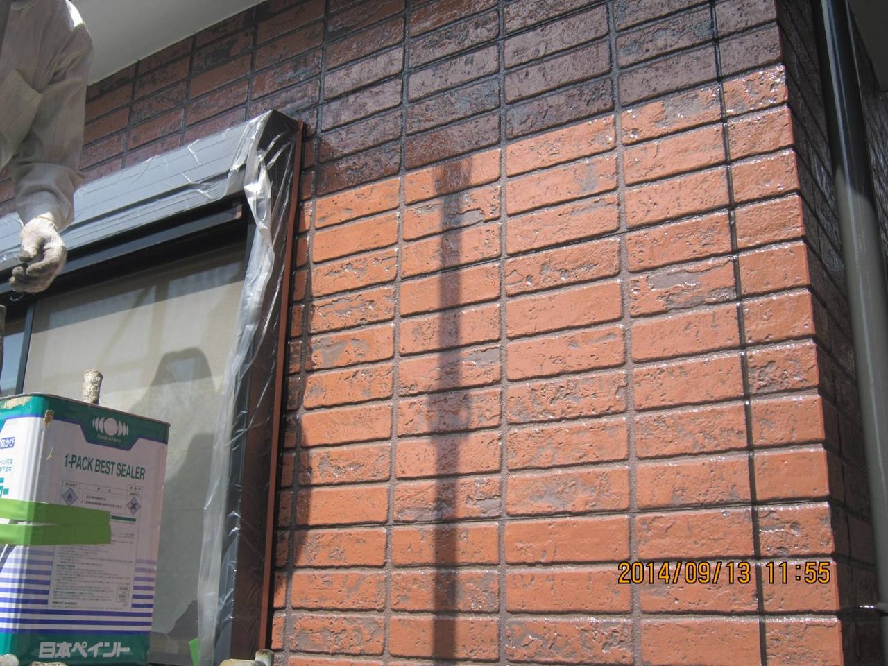 レンガ調タイル外壁のクリア塗装施工の様子